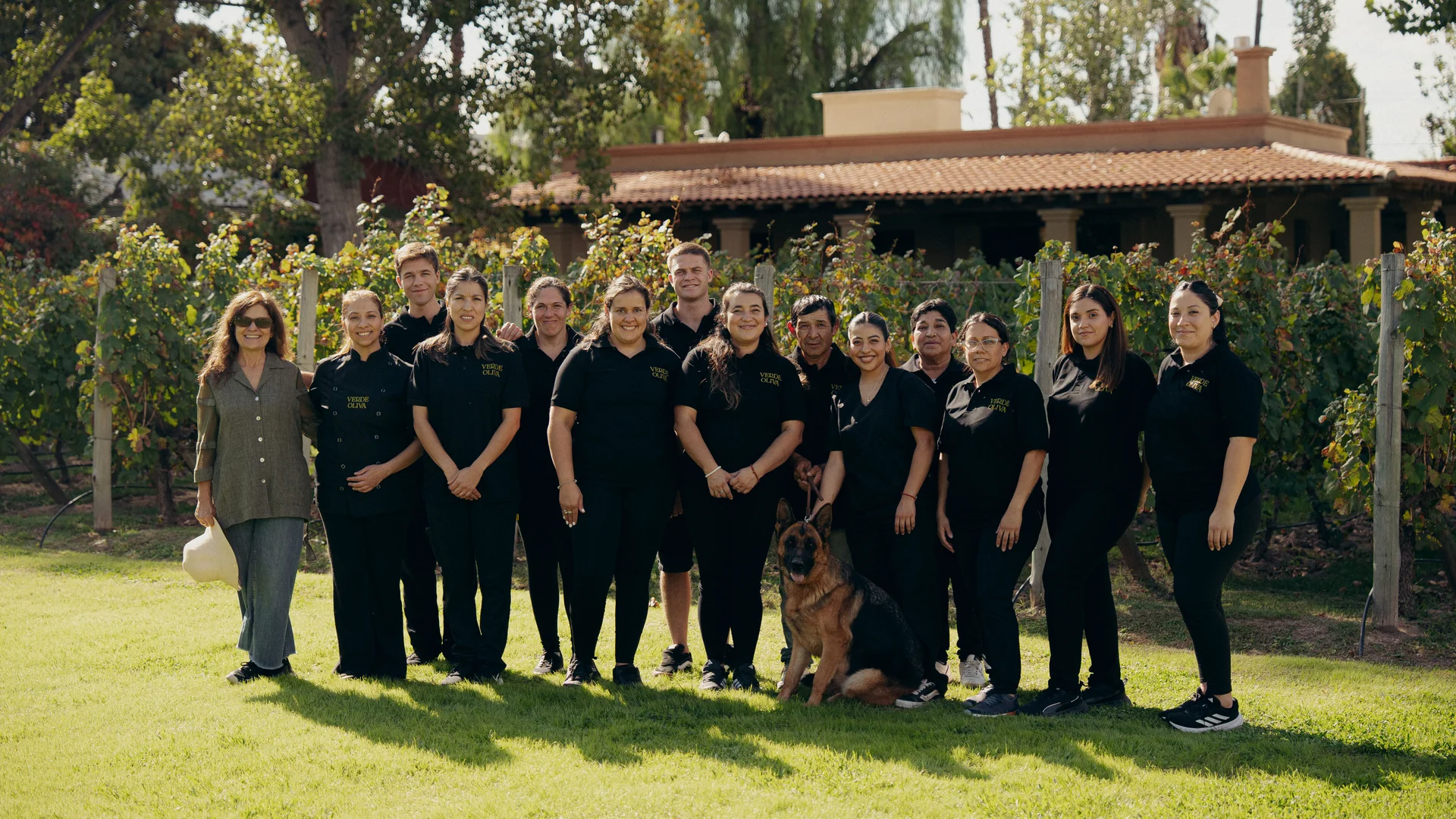 El equipo de Finca Verde Oliva, junto al viñedo de la finca.