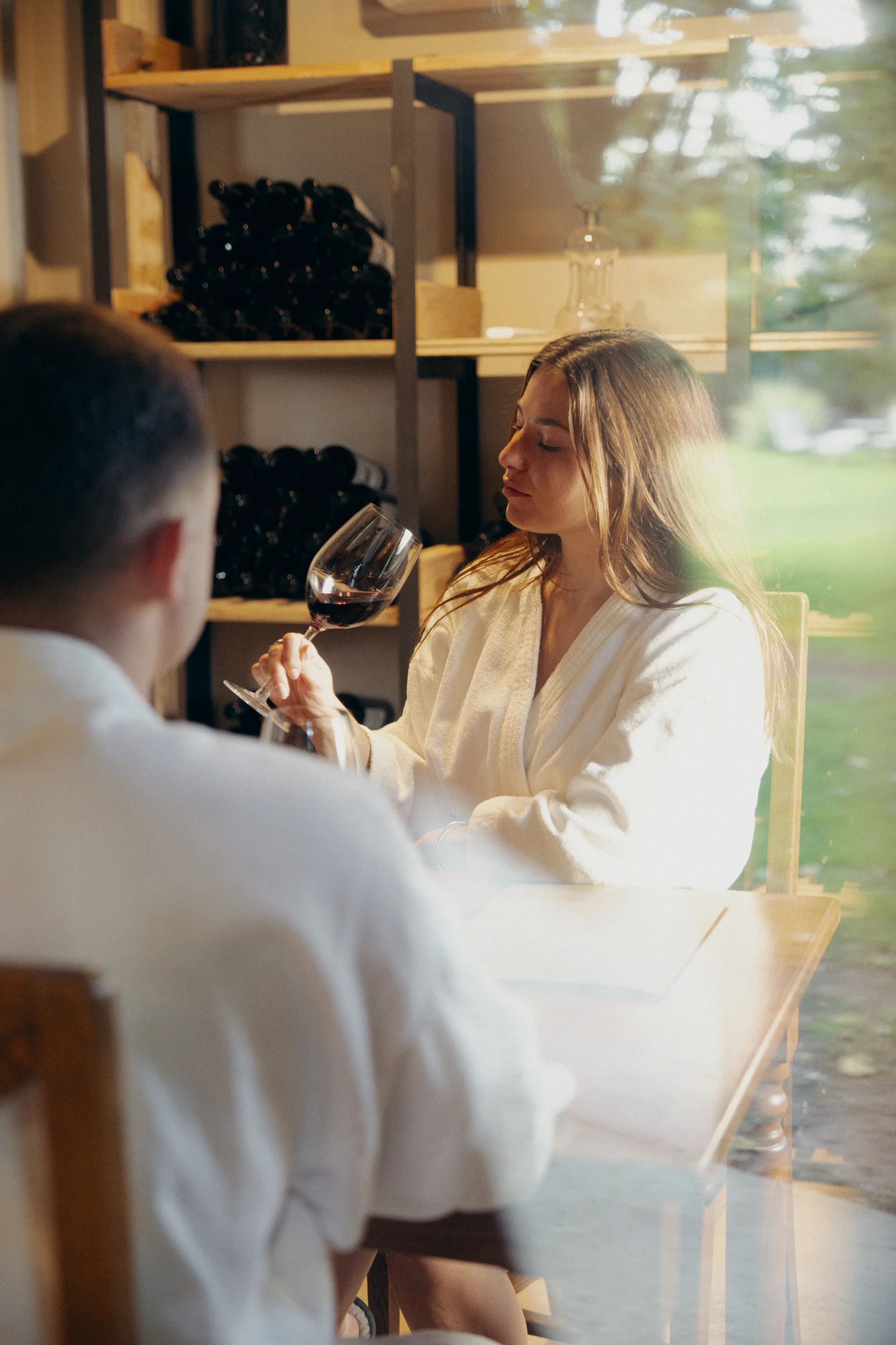 Copa de Malbec dentro de la Cava