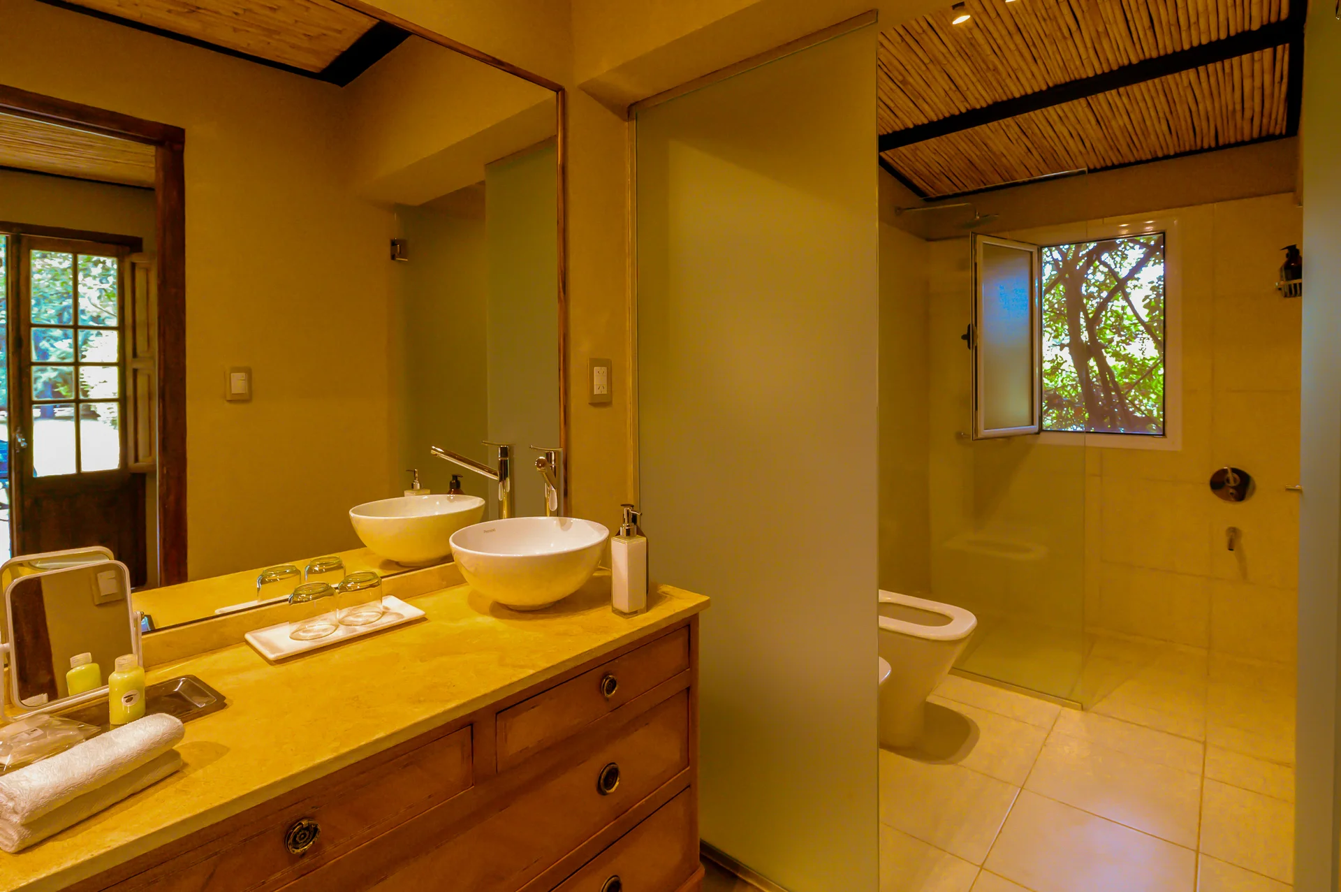 El baño de la Cava Experience, con doble bacha y ducha con ventana